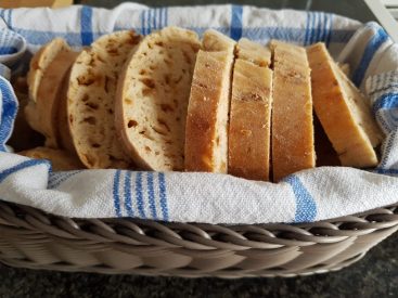 Zwiebelbrot im Korb